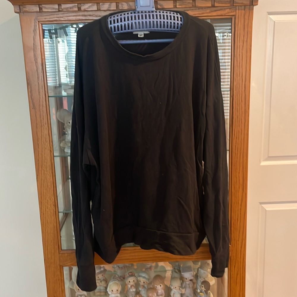 Offline by aerie. Black sweatshirt. Size L. 2 side pockets.